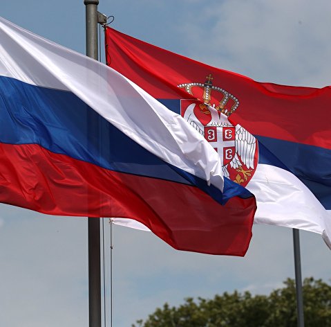 Флаги России и Сербии