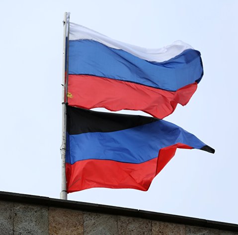 Флаги Российской Федерации и Донецкой Народной Республики