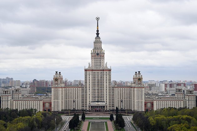 Здание Московского государственного университета имени М. В. Ломоносова на Воробьевых горах в Москве