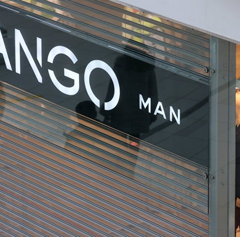 Закрытый магазин одежды Mango в ТЦ "Авиапарк" в Москве.