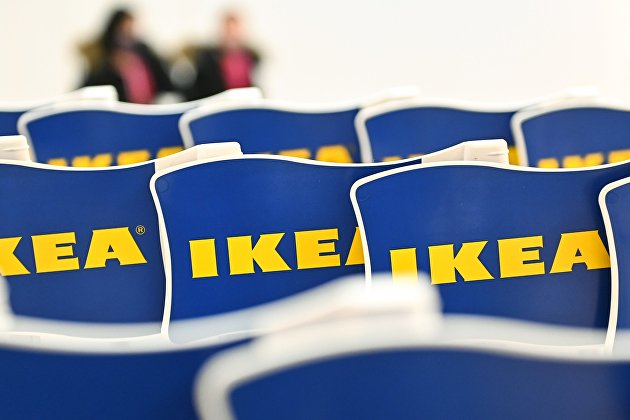 Флажки с логотипом в магазине IKEA