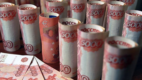 Денежные купюры - рубли и евро