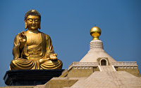 Позолоченная статуя Будды в одном из городов Тайваня