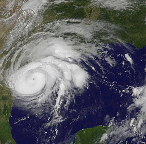 Снимок со спутника урагана Харви, приближающегося к побережью Техасского залива, США. 25 августа 2017