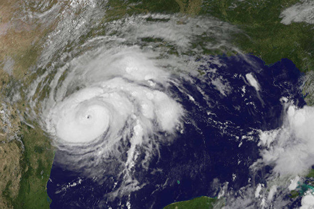 Снимок со спутника урагана Харви, приближающегося к побережью Техасского залива, США. 25 августа 2017