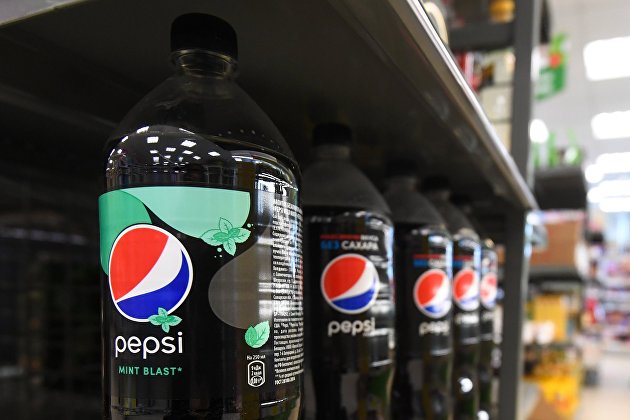 Бутылки с газированным напитком Pepsi