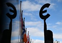 Памятник-скульптура знаку "Евро" в Брюсселе