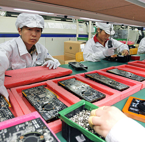 Сотрудники компании Foxconn собирают продукцию Apple