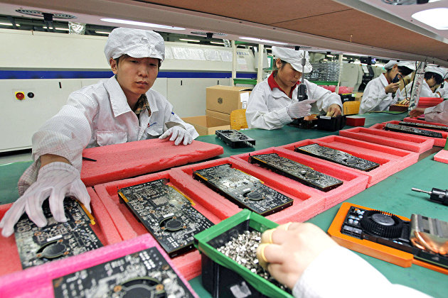 Сотрудники компании Foxconn собирают продукцию Apple
