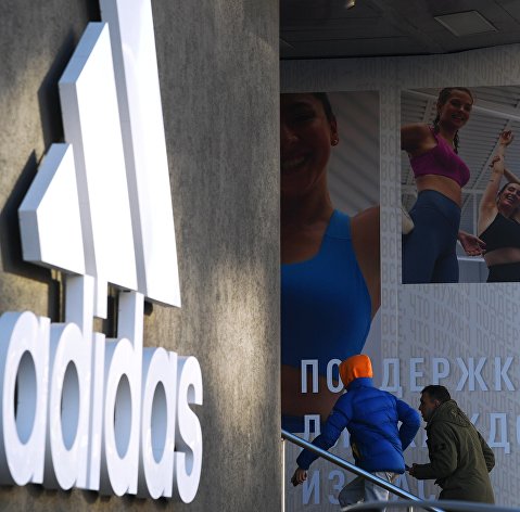 Ряд зарубежных брендов приостанавливает работу на территории России (Adidas )