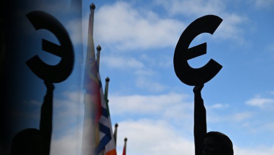Памятник-скульптура знаку "Евро" в Брюсселе