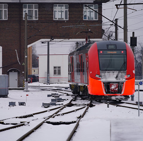 Поезд подъезжает к железнодорожному вокзалу Калининграда