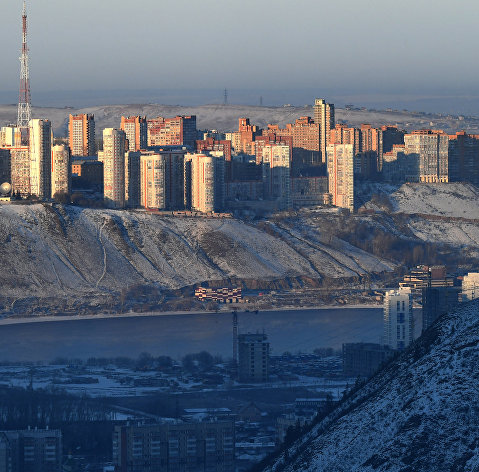 Вид из фанпарка "Бобровый лог" на левобережный микрорайон Студенческий городок и жилой комплекс "Орбита" в Красноярске.
