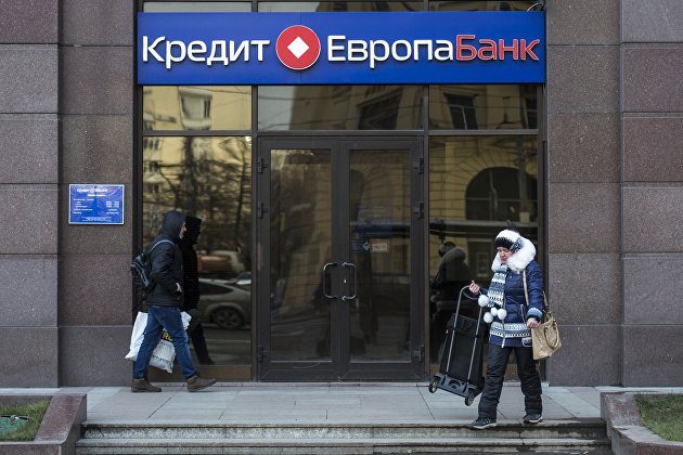 Прохожие у офиса банка "Кредит Европа Банк" в Москве