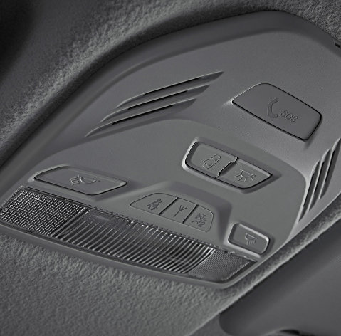 Кнопка системы экстренного оповещения "Эра-ГЛОНАСС" в салоне автомобиля Lada Vesta
