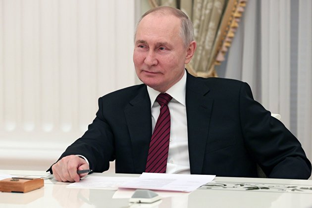 Президент РФ В. Путин вручил премии в области науки и инновации за 2022 год молодым ученым