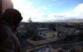 *Боец Сирийской арабской армии на огневой позиции в ходе боевых действий против отрядов террористов в пригороде Дамаска Дарайе