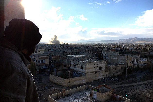 *Боец Сирийской арабской армии на огневой позиции в ходе боевых действий против отрядов террористов в пригороде Дамаска Дарайе