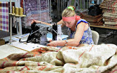 Сотрудница Оршанского льнозавода во время работы в швейном цехе