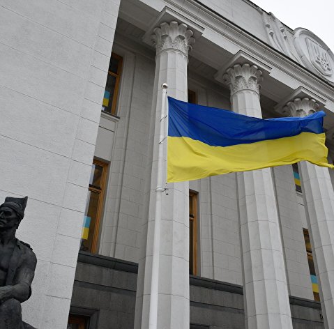 Флаг Украины у здания Верховной рады
