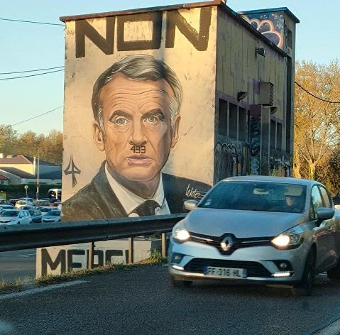 Граффити, изображающее президента Франции Эммануэля Макрона с усами, в Авиньоне