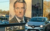Граффити, изображающее президента Франции Эммануэля Макрона с усами, в Авиньоне