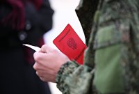Военный билет в руках мужчины