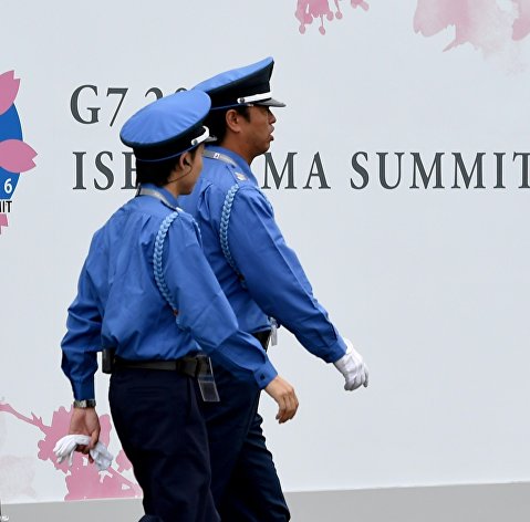 *Сотрудники службы безопасности возле медиа-центра в преддверии саммита G7 в Японии. 25 мая 2016