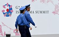 *Сотрудники службы безопасности возле медиа-центра в преддверии саммита G7 в Японии. 25 мая 2016