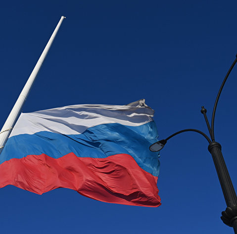 Флаг на набережной реки Амур в Благовещенске.