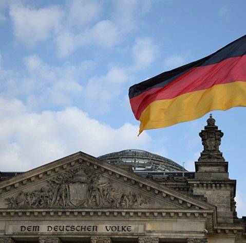 Национальный флаг Федеративной Республики Германии над зданием Будестага
