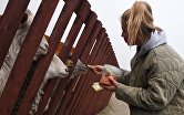 Кормление коз через забор
