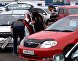 Продавцы готовят к продаже автомобиль на авторынке
