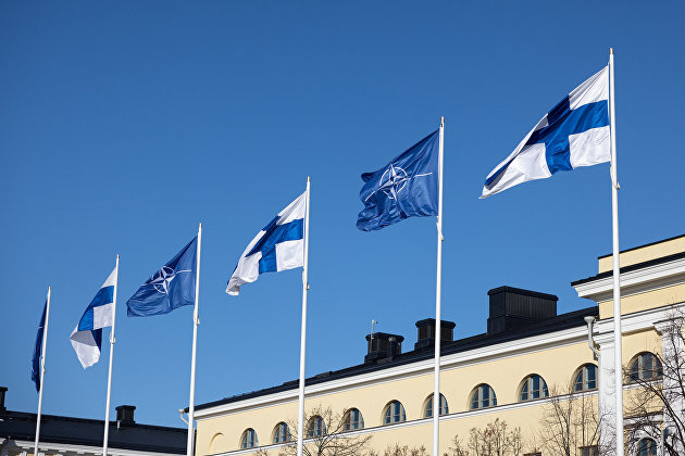 Флаги Финляндии и НАТО около здания МИД Финляндии
