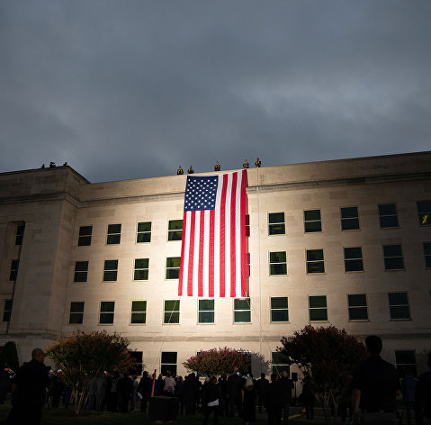 Американский флаг на здании Пентагона, Вашингтон, США