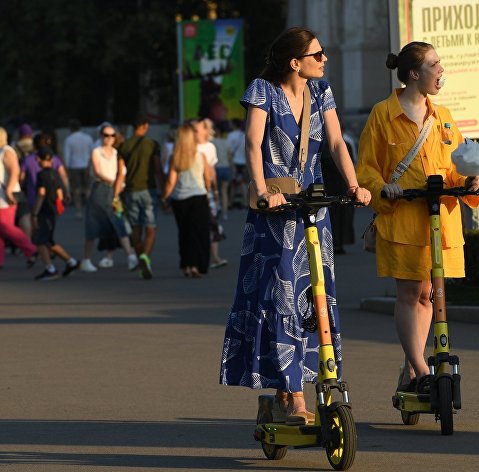 Москвичи и туристы в жаркую погоду в Москве Москвичи и туристы в жаркую погоду в Москве
