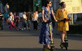 Москвичи и туристы в жаркую погоду в Москве