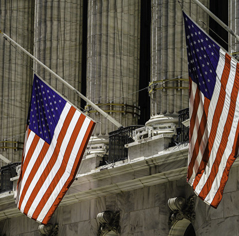 Американские флаги на здании нью-йоркской фондовой бирже