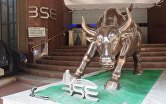 Статуя быка около входа в Бомбейскую фондовую биржу, Индия