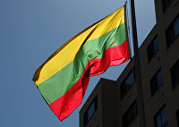 Флаг Литвы на здании посольства в Вашингтоне