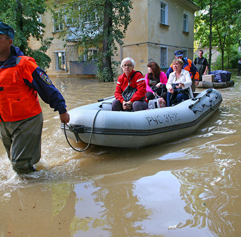 Спасатели "МЧС России" эвакуируют жителей