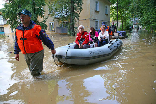 Спасатели "МЧС России" эвакуируют жителей