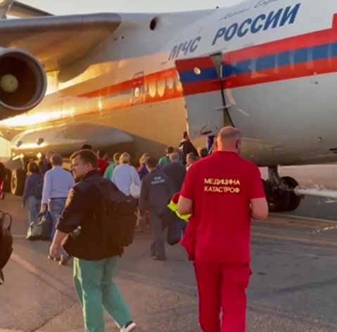 Самолет Ил-76ТД МЧС России готовится к вылету для санитарной эвакуации пострадавших