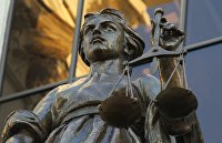 Статуя богини Фемиды у здания Верховного суда РФ