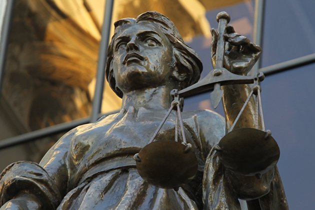 Статуя богини Фемиды у здания Верховного суда РФ