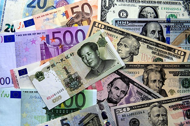 Банкноты евро, долларов США и китайских юаней