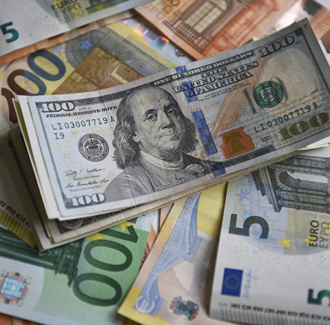 Денежные купюры евро и долларов США