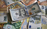 Денежные купюры евро и долларов США