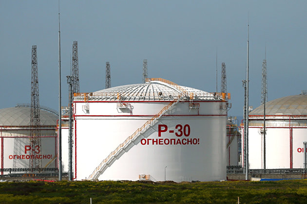 Емкости для хранения нефтепродуктов на территории Таманского терминала навалочных грузов