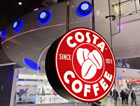 Вывеска кофейни Costa Coffee.